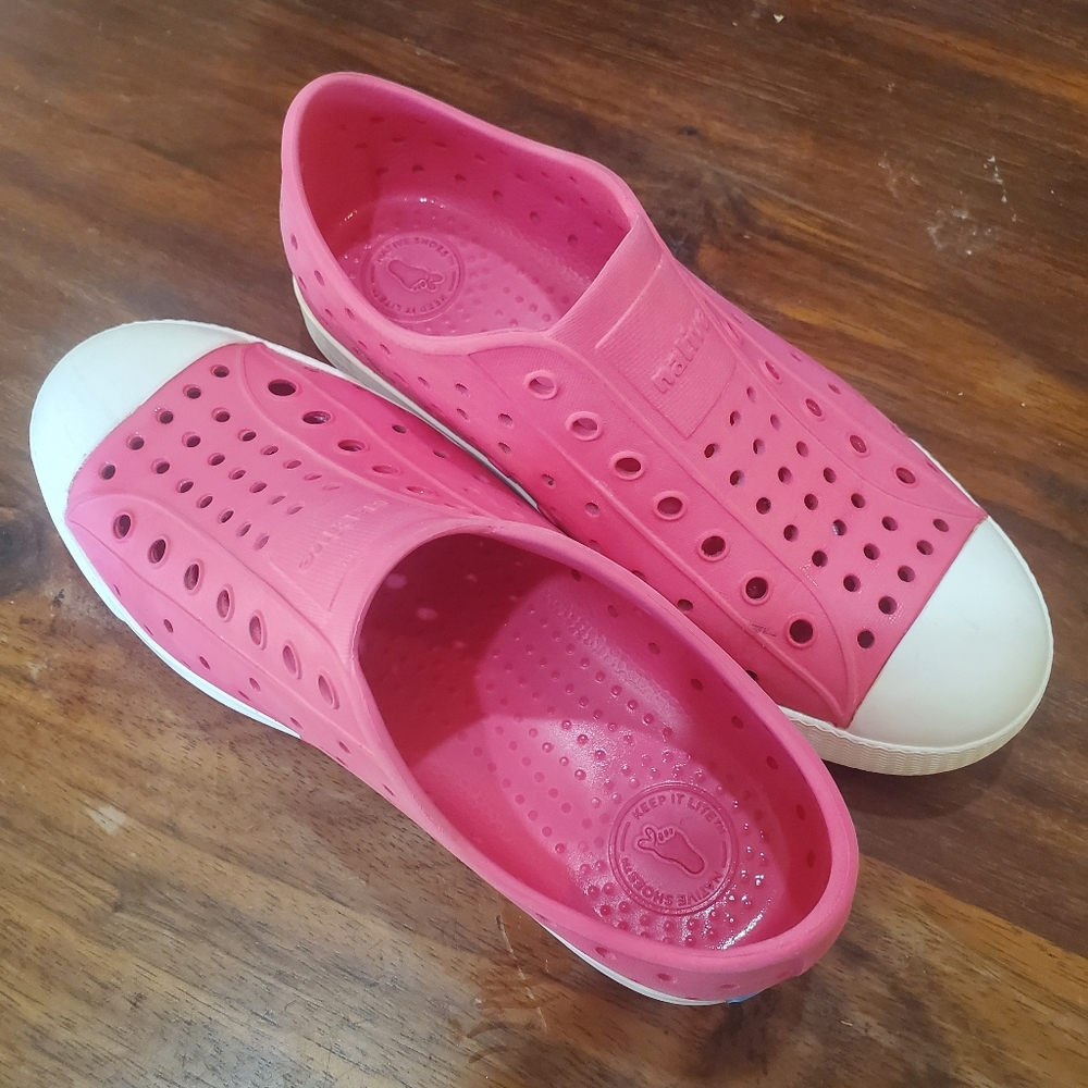 Native hot pink Jefferson vegan shoes, Jr size j2